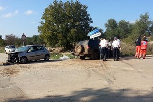 Via Vecchia Spinazzola: scontro tra due auto, tre feriti