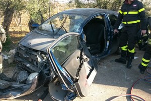 Incidente auto contro muro sulla SP 30