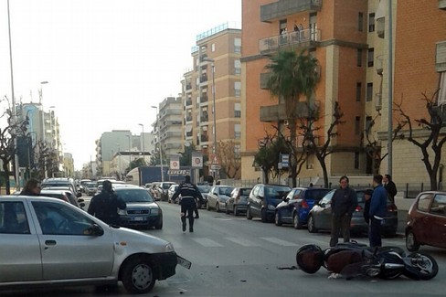 Incidente auto contro scooter in via Barletta