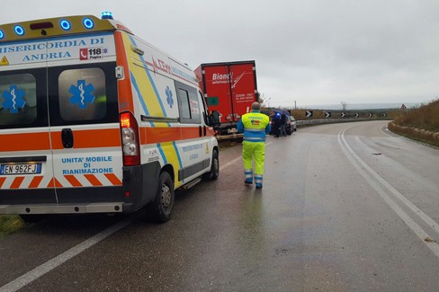 Scontro auto-Tir sulla Strada Provinciale 231: due feriti lievi