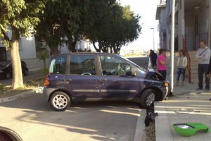 Auto contro palo viale orazio