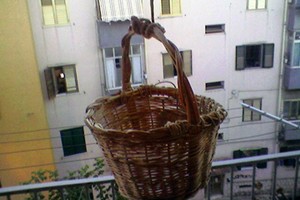 Cesto dal balcone