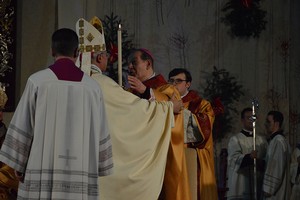 Mons. Luigi Renna abbraccio con Mons. Felice Di Molfetta