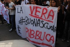 Striscione studenti UDS protesta Andria