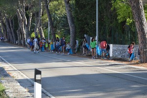 Sacchi e guanti per una passeggiata ecologica al Castello