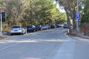 Auto sulla banchina di Castel del Monte