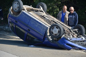 Branco di cinghiali, auto ribaltata: una 54enne ferita