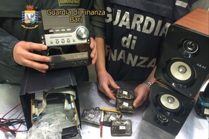 Stereo pieno di droga, Operazione della Finanza