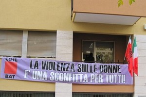 Sede Cgil Bat striscione