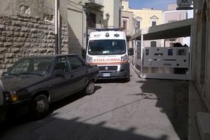 Ambulanza bloccata nel centro storico