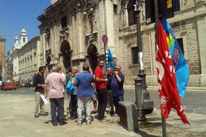 Manifestanti sindacati Prefettura di Barletta Andria Trani