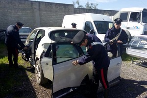 Smontano auto, arrestatati in tre