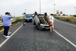 Auto ribaltata sulla tangenziale di Andria