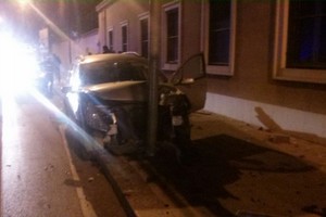 Auto contro un palo in viale Virgilio: due feriti lievi