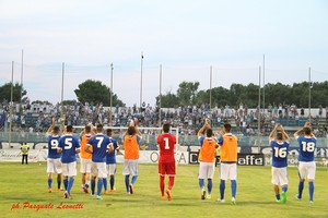 Fidelis Andria esultanza sotto la Curva Nord