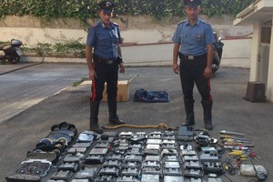 Magazzino con centraline elettroniche ed auto rubate: 2 arresti