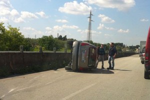 Incidente ex SS 98 auto ribaltata