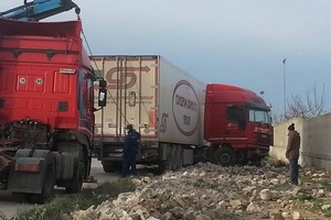 Tir fuori strada sull'Andria - Trani: nessun ferito