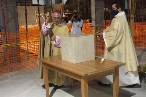 Posa della prima pietra della nuova aula liturgica, le parole di don Adriano Caricati e del vescovo mons. Luigi Mansi