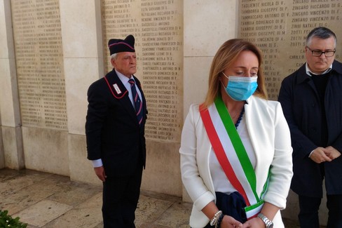 L'omaggio del sindaco di Andria al Monumento ai Caduti
