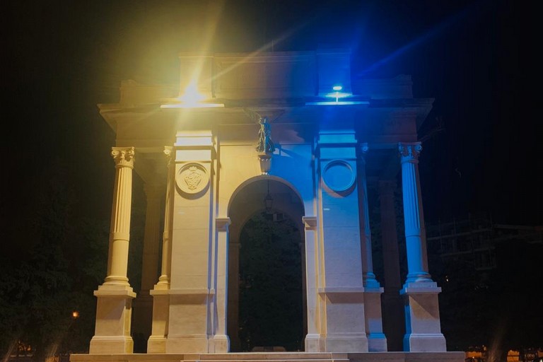 Monumento ai Caduti colorato di giallo e blu in onore dell'Ucraina