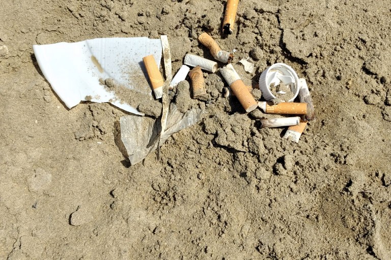 spiagge con mozziconi di sigarette
