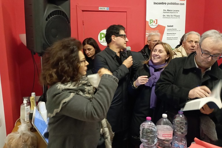 Scambio di auguri natalizi alla sede cittadina del Partito Democratico