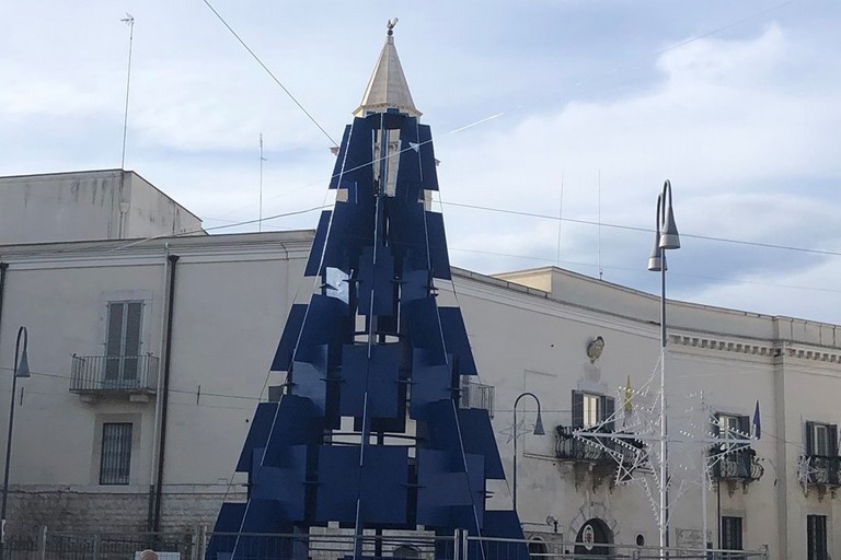 Nella foto di Martina la punta dell albero coincide con quella del campanile della Cattedrale