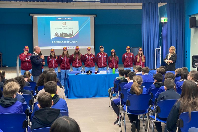 Piccoli cittadini e legalità: la Polizia di Stato "sale in cattedra" all'I.C. "Cotugno" di Andria
