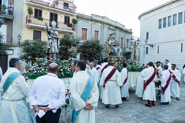 La processione dei Santi patroni, San Riccardo e della Madonna dei Miracoli per le vie cittadine. <span>Foto Riccardo Di Pietro</span>