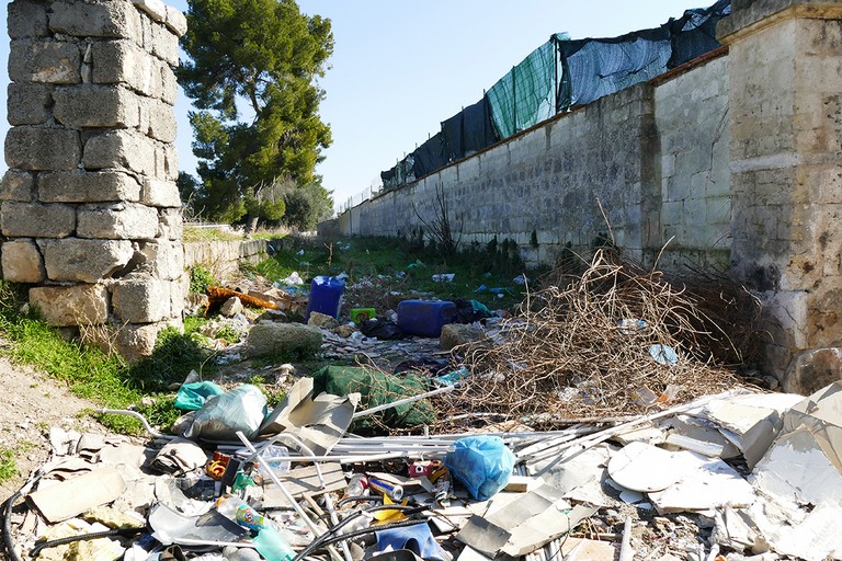 Un grosso problema di inciviltà. <span>Foto Riccardo Di Pietro</span>