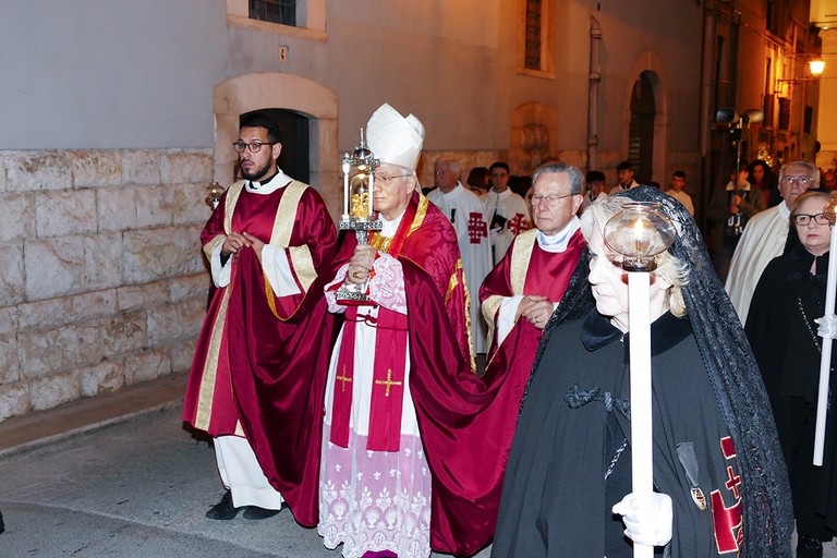 Un lunghissimo corteo ha accompagnato la Sacra Spina dalla parrocchia di Gesù Crocifisso alla Cattedrale. <span>Foto Riccardo Di Pietro</span>