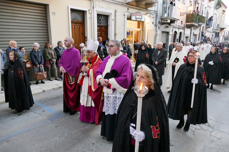 Nel venerdì di Passione gli sguardi  dei fedeli hanno toccato le sacre immagini. <span>Foto Riccardo Di Pietro</span>