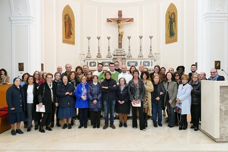 Don Geremia Acri consegna il “Grembiule del Servizio”. <span>Foto Riccardo Di Pietro</span>