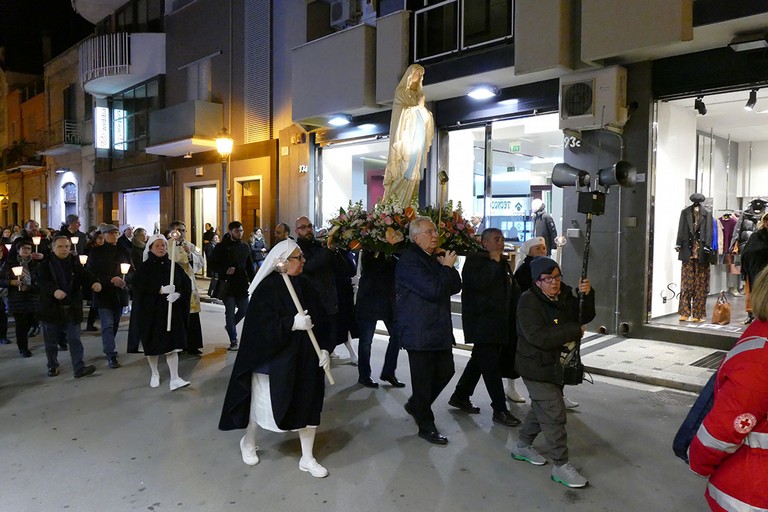 Lunga processione per la 28^ giornata del Malato. <span>Foto Riccardo Di Pietro</span>