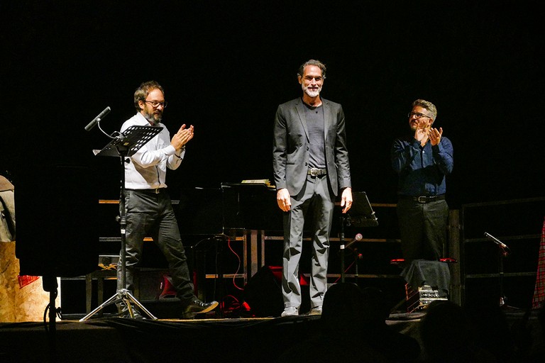 Grande partecipazione allo spettacolo di Sergio Muniz ai piedi del Maniero Federiciano. <span>Foto Riccardo Di Pietro</span>