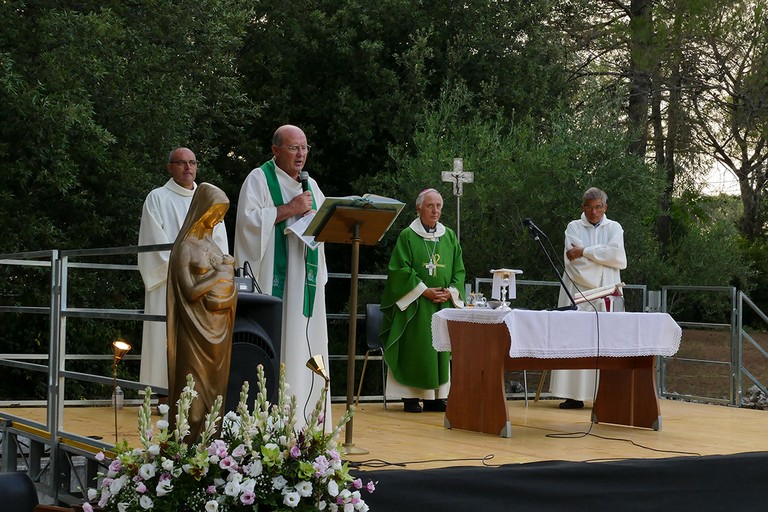 Festa di Santa Maria al Monte ai piedi del maniero federiciano. <span>Foto Riccardo Di Pietro</span>