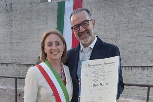 Al Preside Paolo Farina  l'onorificenza di Ufficiale all'OMRI