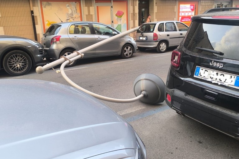 Via Napoli: per il forte vento cade palo della pubblica illuminazione