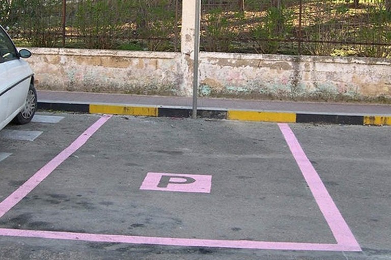 parcheggi rosa per donne in gravidanza