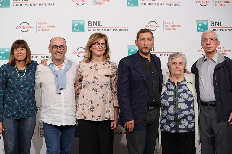 Alessandro Piva (al centro) con gli interpreti del film 