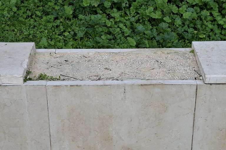 Danneggiato il muretto in pietra