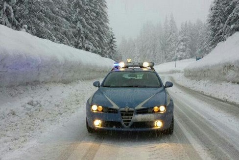 Polizia di Stato impegnata sulle strade innevate