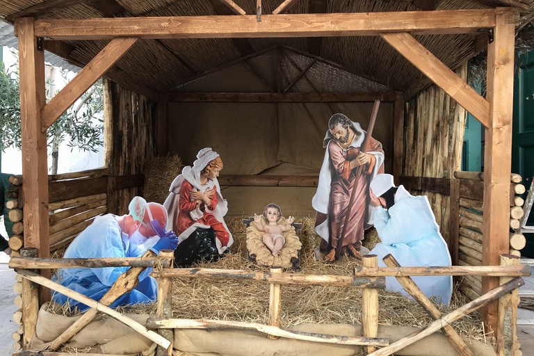 Presepe con gli operatori sanitari