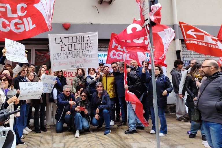 la protesta della scuola anche in Puglia