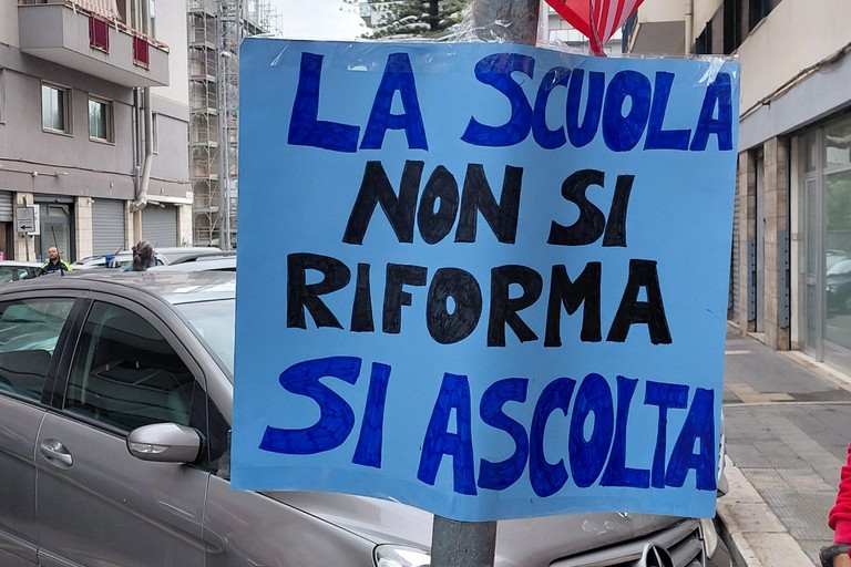 la protesta della scuola anche in Puglia