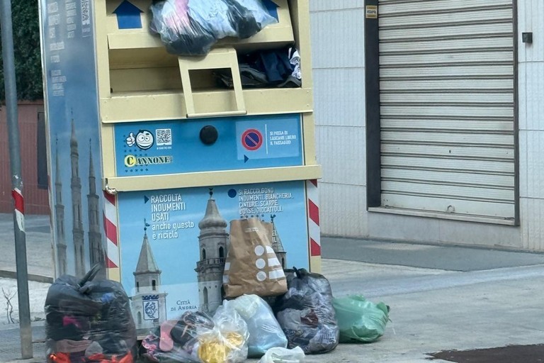 incivili lasciano rifiuti indifferenziati