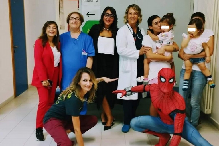 Spiderman fa visita ai bambini della pediatria del 