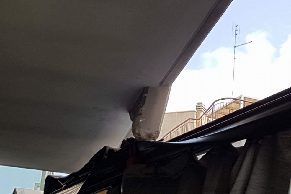 Camion incastrato sotto balcone