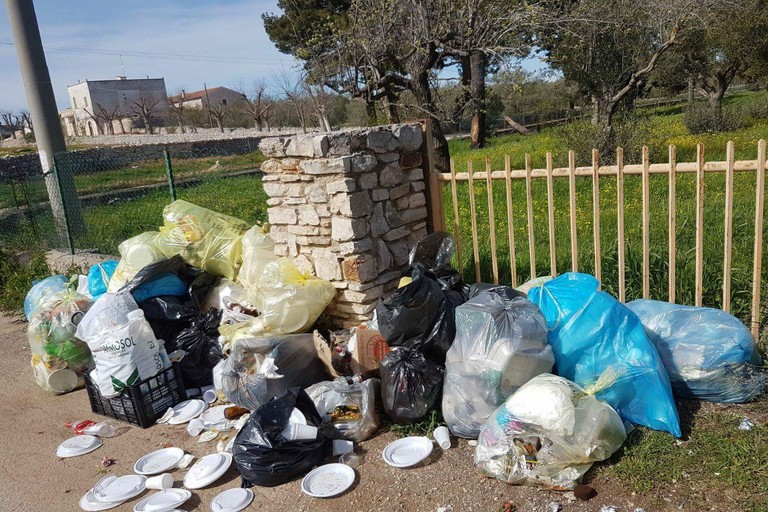 Immondizia ai piedi di Castel del Monte